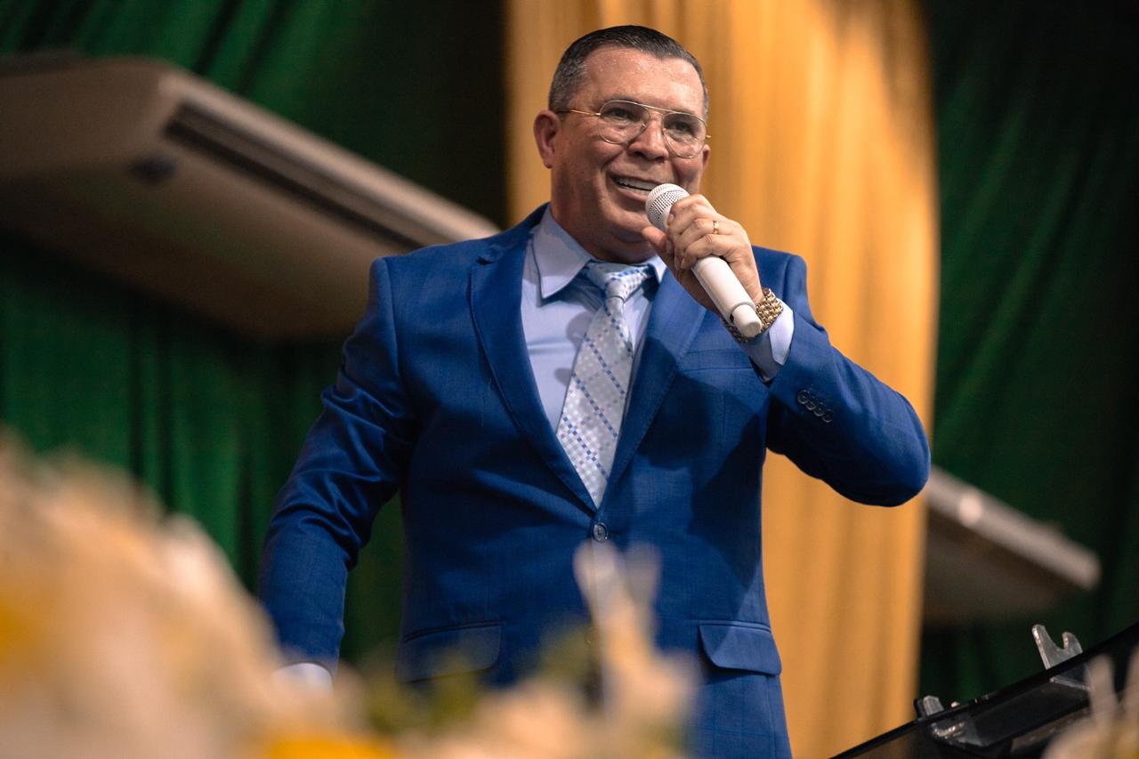 Pastor Cláudio Gama sorrindo